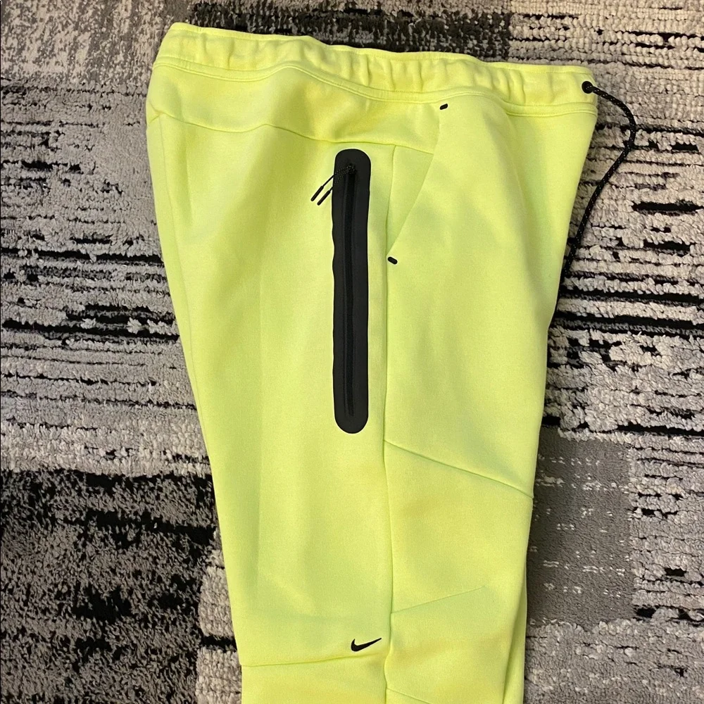 New Men’s Nike Tech Fleece Joggers Barely Volt Large L - Picture 6 of 8